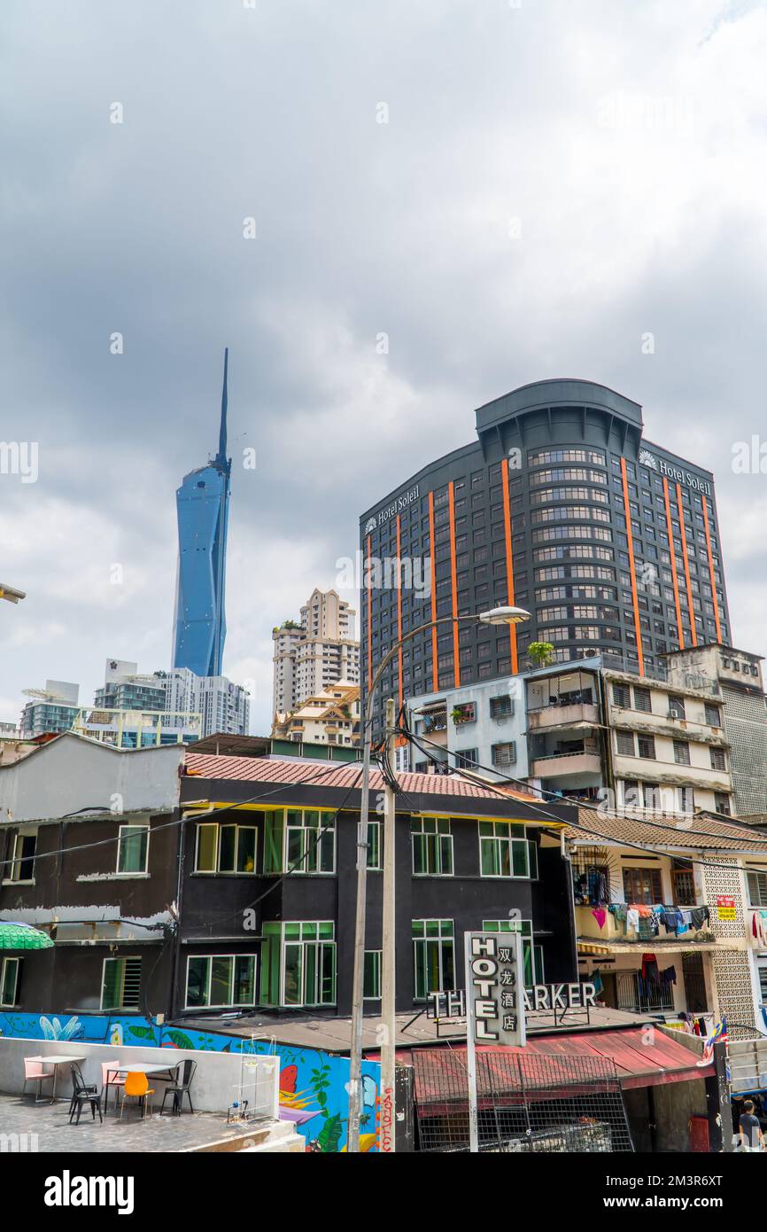 Ein niedriger Winkel des Merdeka 118-Turms, von den Petronas Towers, Kuala Lumpur, Malaysia aus gesehen Stockfoto