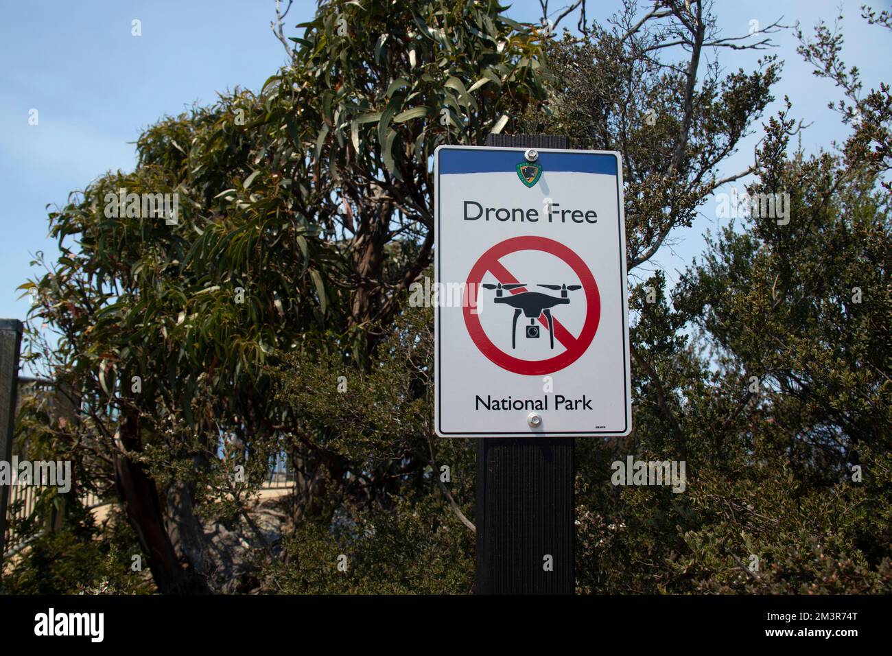 Schild mit „Drone Free“-Bereich in einem Nationalpark in Australien Stockfoto