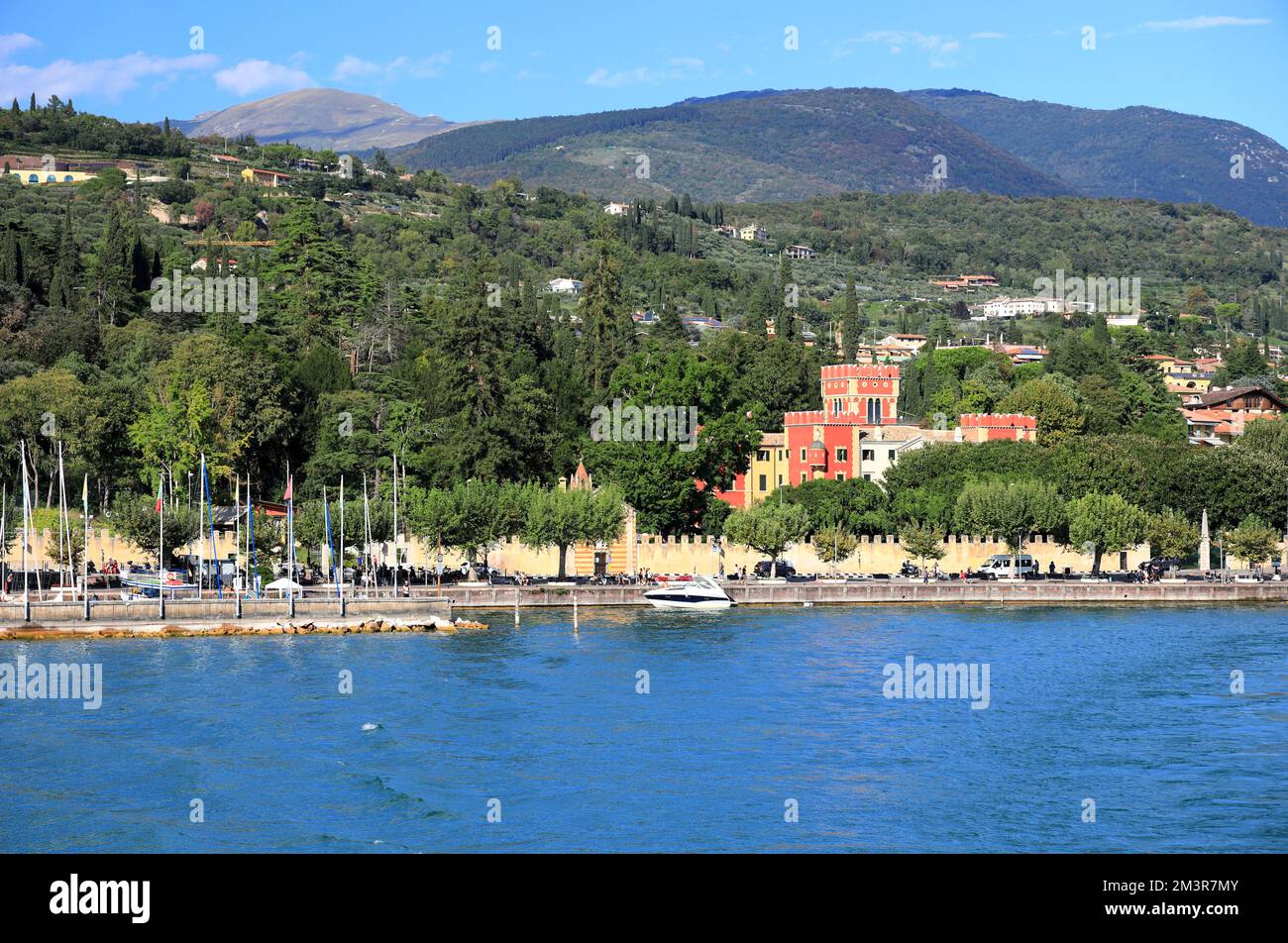 Blick auf die Stadt Garda am Gardasee. Italien, Europa. Stockfoto