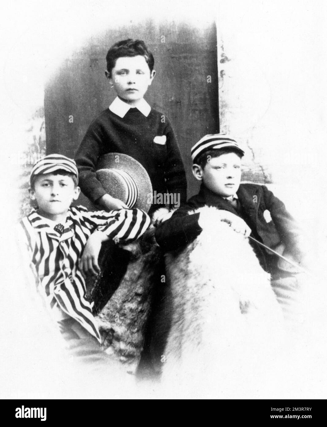 Winston Churchill als Junge (rechts) mit seinem jüngeren Bruder Jack (John Strange Spencer-Churchill) in der Mitte. Datum: C.1884 Stockfoto