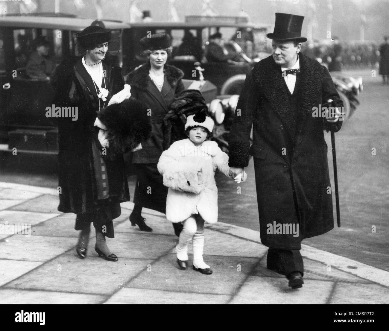 Mr. Und Mrs. Winston Churchill und ihre kleine Tochter... bei der marschvergangenheit der Wachen im Buckingham Palace. Das Datum des Fotos ist auf der Rückseite mit 1910 gekennzeichnet, muss aber tatsächlich um 1915 oder 1916 Uhr liegen, da Diana, die erste Tochter der Churchills, 1909 geboren wurde. Datum: c.1915 Stockfoto