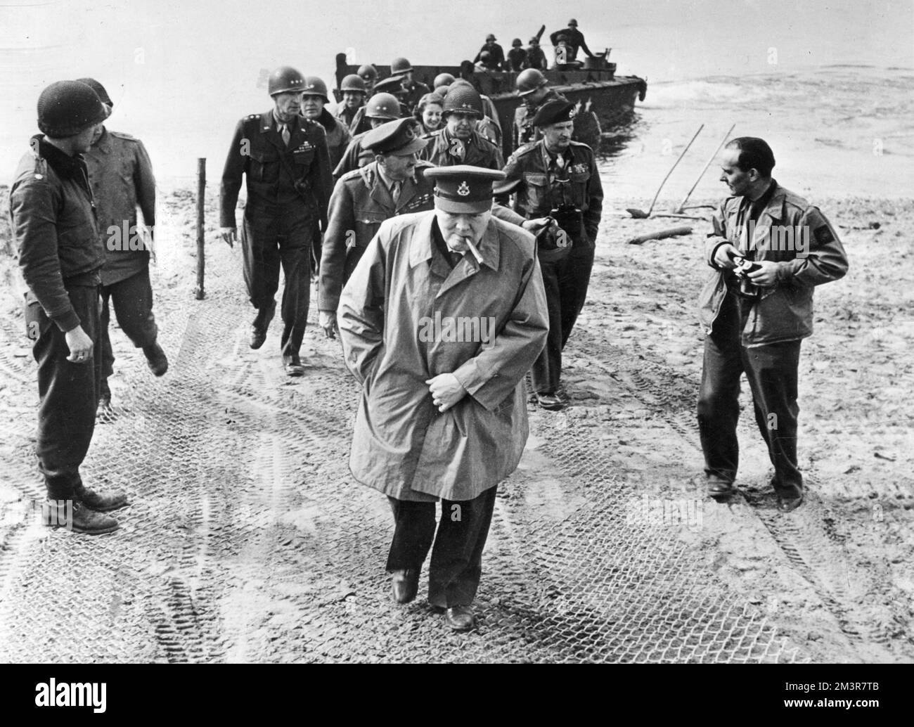 Der britische Premierminister Winston Churchill, am deutschen Ostufer des Rheins, mit Feldmarschall Montgomery (Beret) und Feldmarschall Brooke (unmittelbar hinter Churchill) im März 1945 als Teil der Operation Plunder im Zweiten Weltkrieg. Sie sind bei US-Kommandanten und Wachen. Datum: 25.. März 1945 Stockfoto