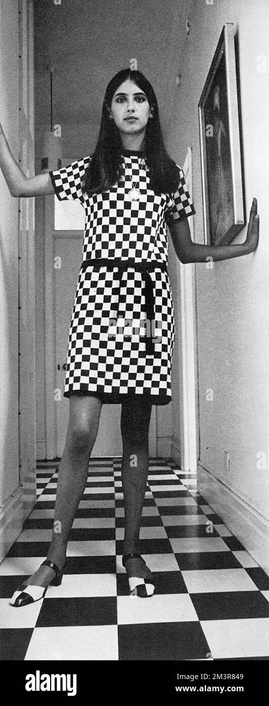 Kariertes Jersey-Kleid aus dem Shop Stockfoto