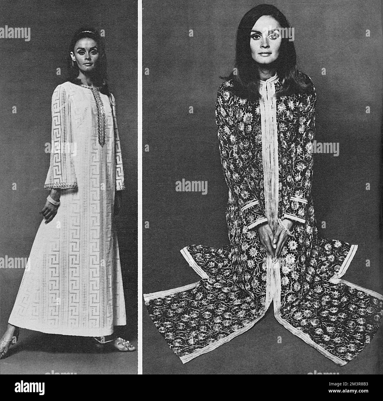 Das Modell auf der linken Seite trägt einen weißen, griechischen Kaftan mit silbernem Geflecht vorne von Simon Ellis. Die silbernen Paillettensandalen sind von Magli und die goldenen Armreifen sind von India Craft. Das Modell auf der rechten Seite trägt ein Kleid aus exotischer schwarzer Baumwolle, das mit Seide und silberner Stickerei im „Tree of Life“-Design von Thea Porter gefüttert ist. Datum: 1966 Stockfoto