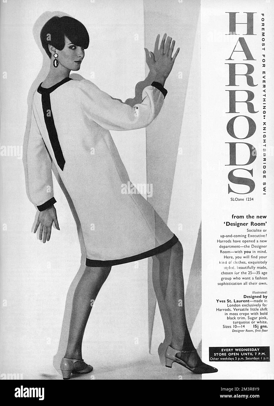 Werbung für das Londoner Kaufhaus Harrods mit einem knielangen, langärmeligen Etuikleid, das von Yves St Laurent entworfen wurde, aber in London ausschließlich für Harrods hergestellt wurde (ein Beispiel für Couture Designer, die ihre Designs für kostengünstigere Linien in Kaufhäusern lizenzieren). Das Kleid war nur ein Beispiel, das Harrods in seiner neuen Designerabteilung anbot. Datum: 1965 Stockfoto