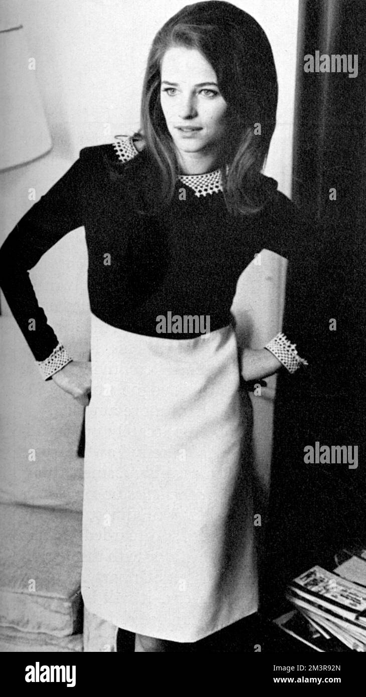 Schauspielerin Charlotte Rampling (geboren 1946) in ihrem Avengers-Kleid von Jean Varon (entworfen vom britischen Designer John Bates), schwarz-weißes Crepe. Vorgestellt auf den Seiten „What People are Wear“ des groovy London Life Magazins. Datum: 1966 Stockfoto