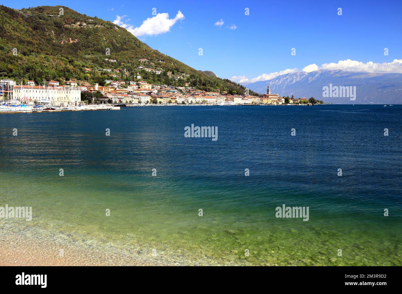 Blick auf Salo über den Gardasee. Italien, Europa. Stockfoto