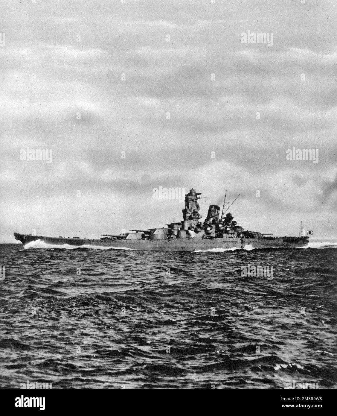 Das japanische Schlachtschiff Yamato auf See, das mit ihrem