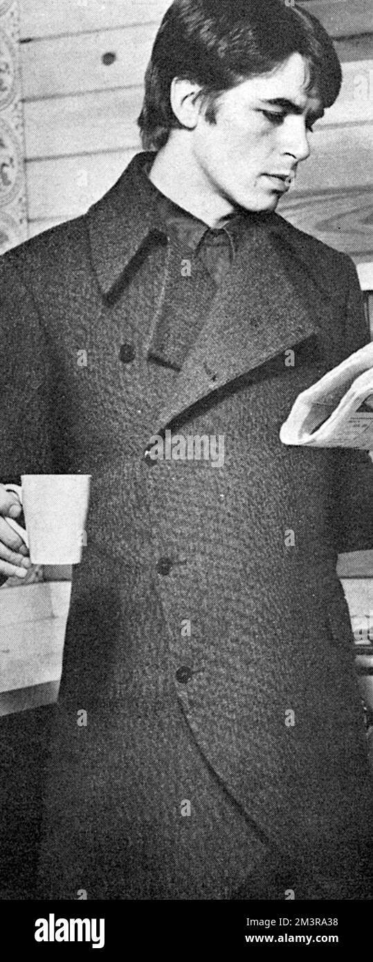 Robin Steadman, Friseurin im House of Leonard in der Grosvenor Street, London, trägt eine Tweed-Jacke, die er bei John Stephen Custom Built Clothes in der Carnaby Street gemessen hatte. Ein großartiges Beispiel für den Pfauenstil, der von modischen Jungs in den 1960er Jahren übernommen wurde. 1966 Stockfoto