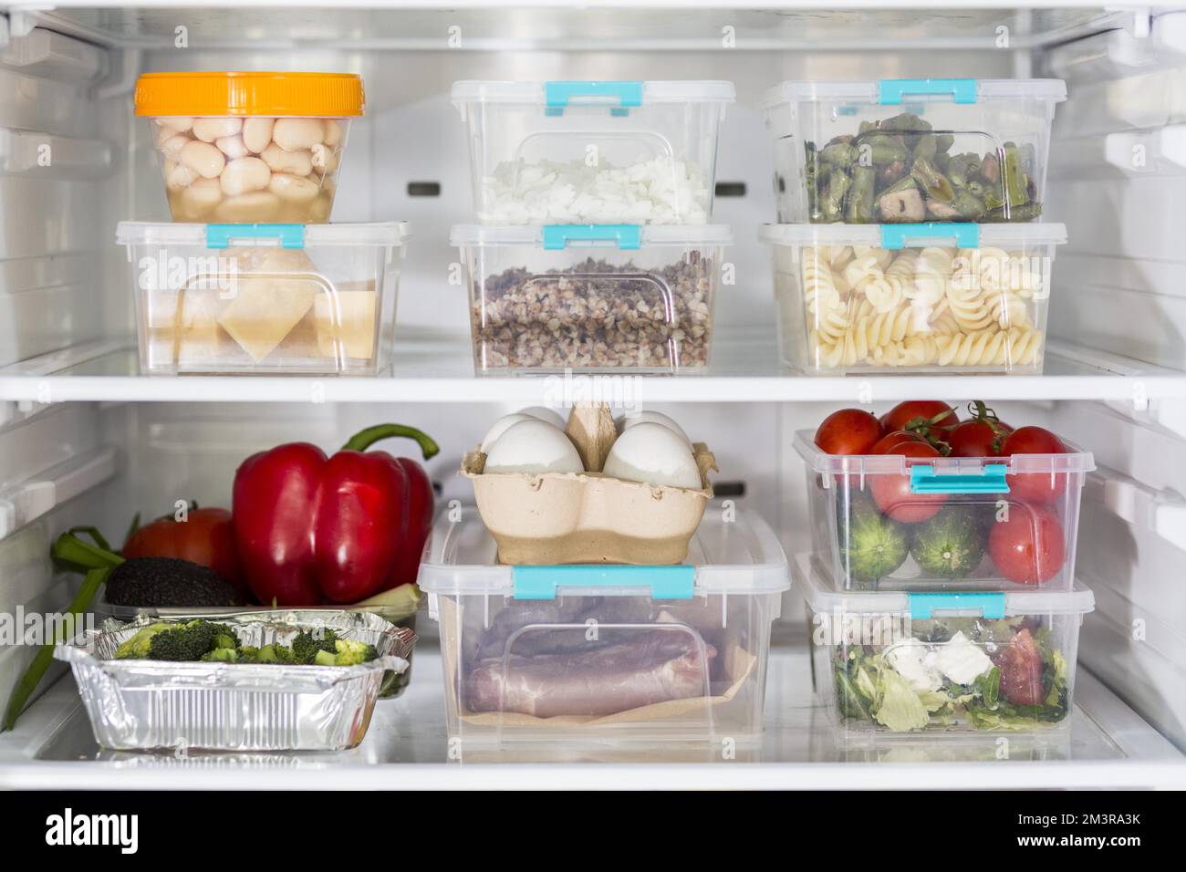 Offener Kühlschrank mit Kunststoff-Lebensmittelbehältern Gemüse. Auflösung und hochwertige Fotos Stockfoto