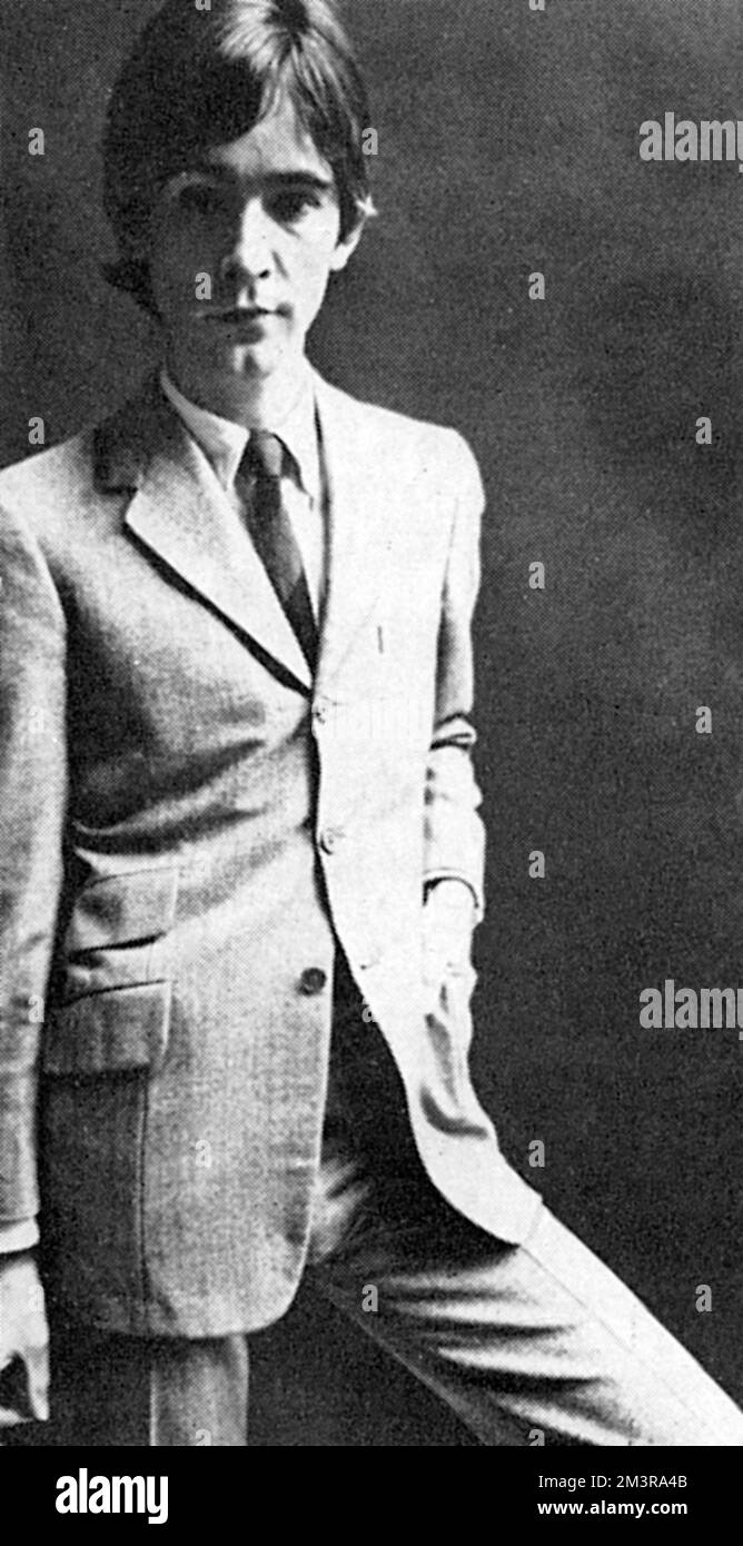Raymond „Ossie“ Clark (9. Juni 1942 6. August 1996), englischer Modedesigner - eine wichtige Figur in der Szene Swinging Sixties in London und der Modebranche in dieser Zeit. Im London Life Magazine im Jahr 1966 in einem grauen Anzug mit Taillenjacke und ausgestellter Hose, Umschlägen und einem blassblauen Hemd abgebildet. Datum: 1966 Stockfoto