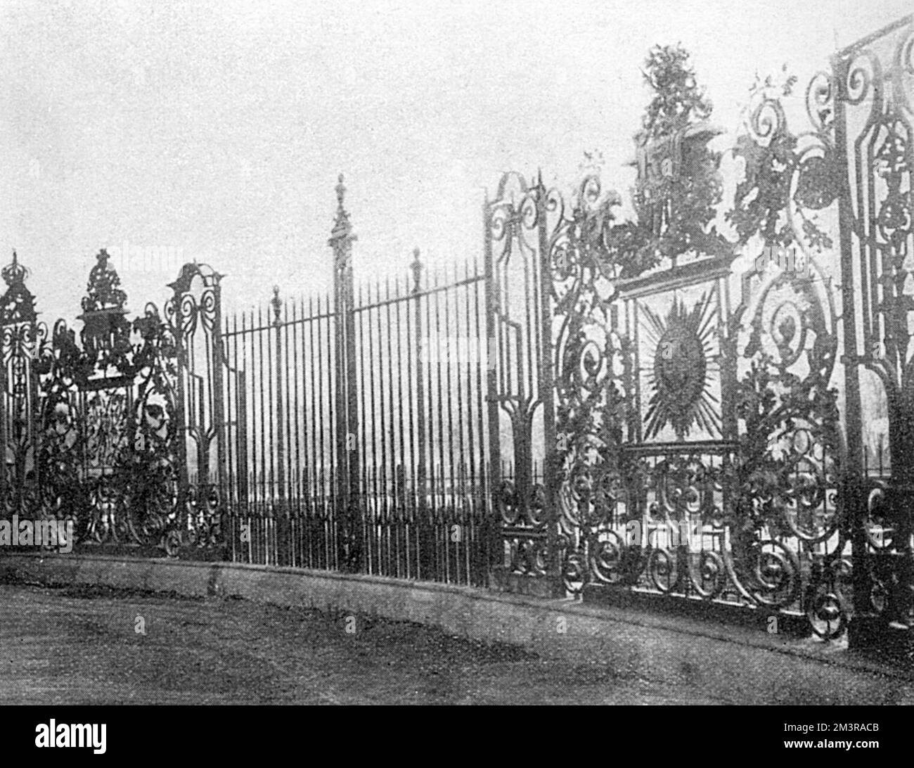 Aufwändige Schriftrollen und Blätter auf den flachen gehämmerten Eisengeländern, die den Star of the Garter in Hampton Court, London, zeigen Datum: 1902 Stockfoto