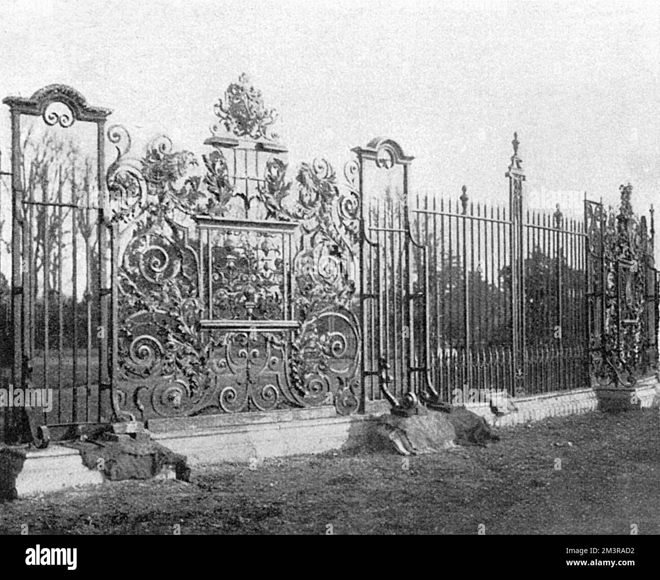 Aufwändige Schriftrollen und Blattwerk auf den flachen, gehämmerten Eisengeländern in Hampton Court, London Datum: 1902 Stockfoto