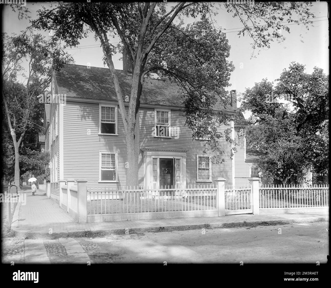 Salem, 10 Monroe Street, Doktor Frank S. Atwood Haus, Häuser, Straßen, Bürgersteige. Frank Cousins Glass Plate Negatives Collection Stockfoto