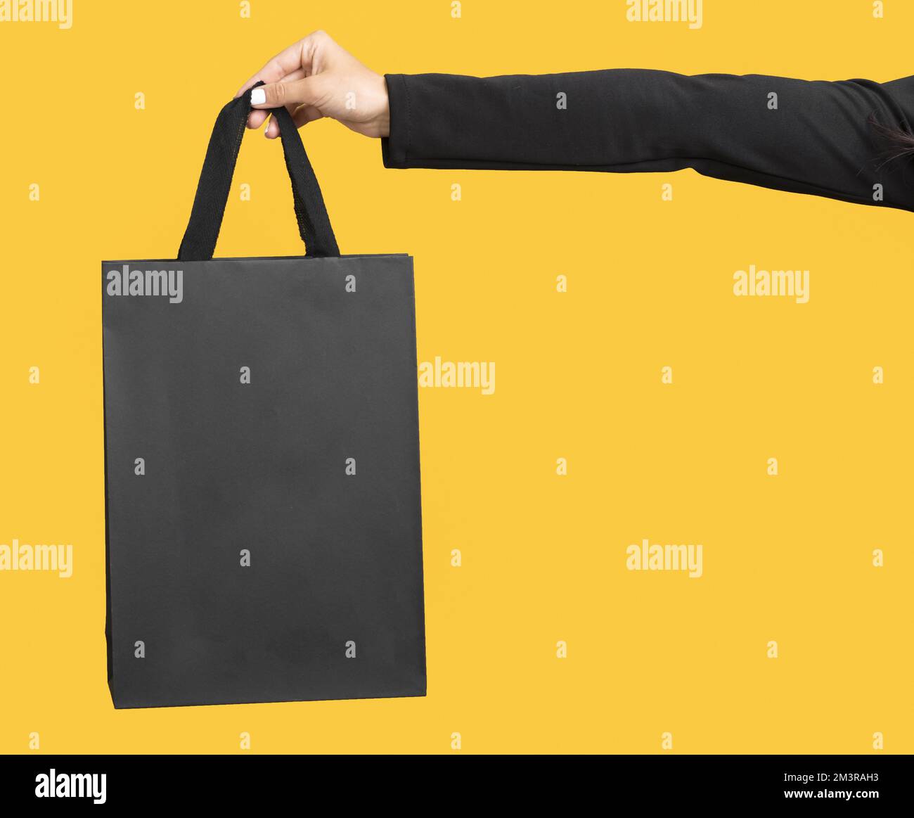 Person mit großer schwarzer Einkaufstasche, Kopierbereich, Auflösung und hochwertigem, wunderschönem Foto Stockfoto