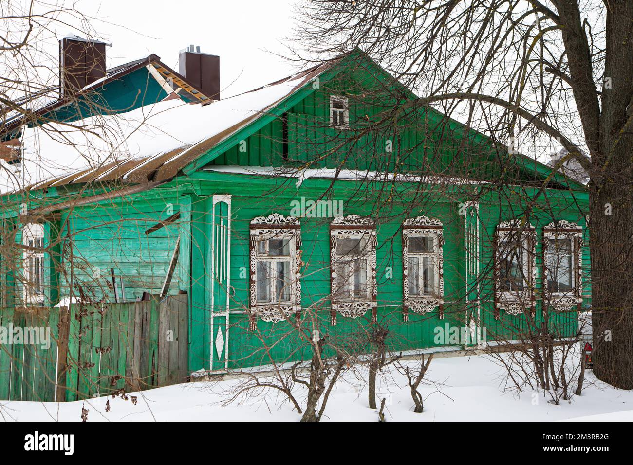 Ein russisches Holzhaus, bedeckt mit Schnee Stockfoto