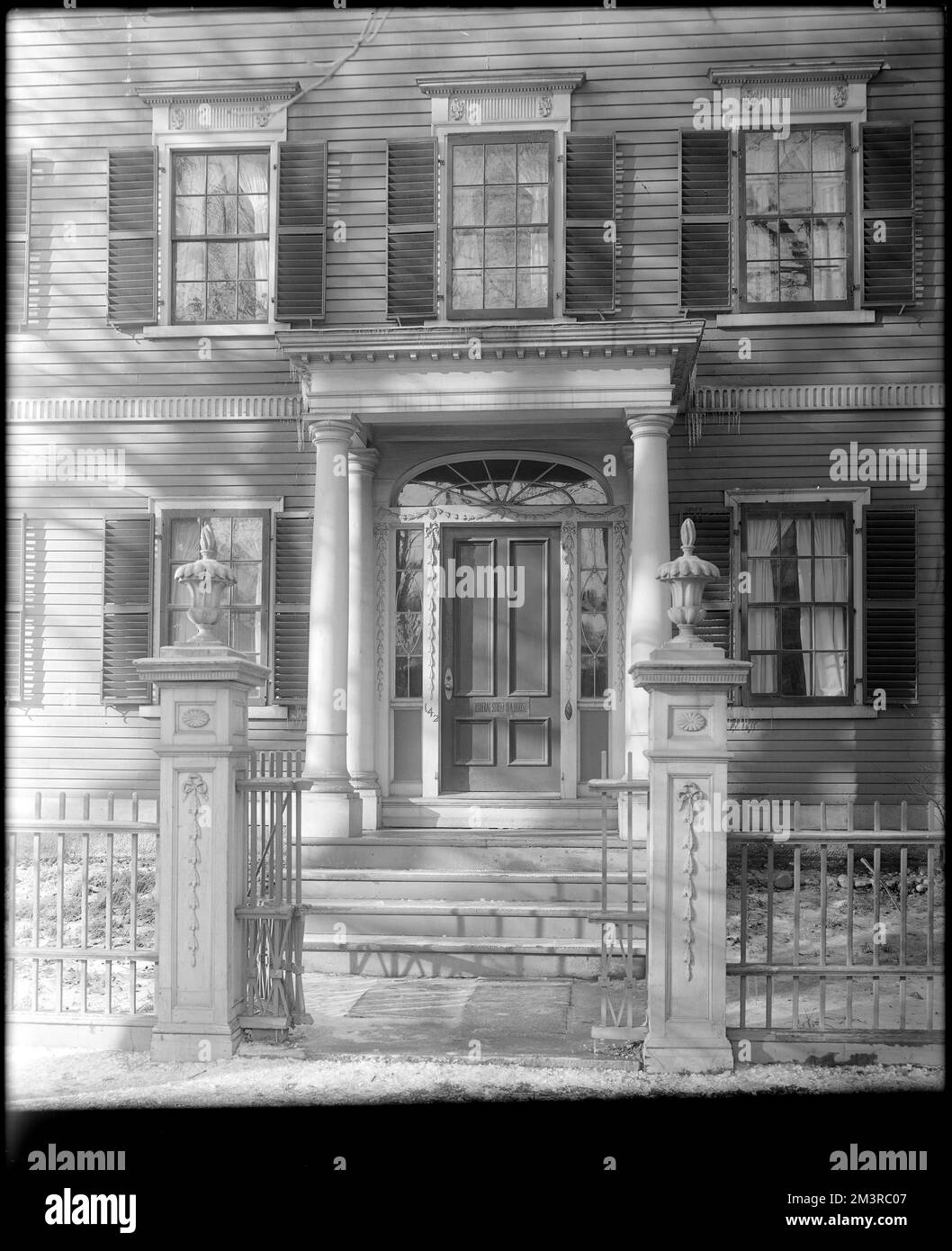 Salem, 142 Federal Street, Außendetails, Tür und Fenster im zweiten Stock, Samuel Cook-Henry K. Oliver Haus, Häuser, Türen und Türöffnungen, Treppen. Frank Cousins Glass Plate Negatives Collection Stockfoto