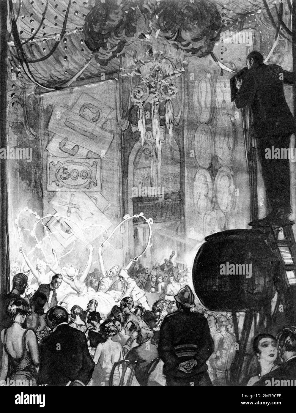 Ein Fest im Negresco Hotel, Nizza, an der französischen Riviera, wo die Karnevalsfarben in diesem Jahr zeristisch und silbern waren. Die Diners, die nach dem Abendessen einen Fuchs-Trab gemacht haben, haben nun Platz gemacht, damit die Showtänzer auftreten können, als ein Kinofilmer beginnt, das Ereignis zu Filmen. Ein Feuerwehrmann steht in der Nähe. Datum: 1925 Stockfoto