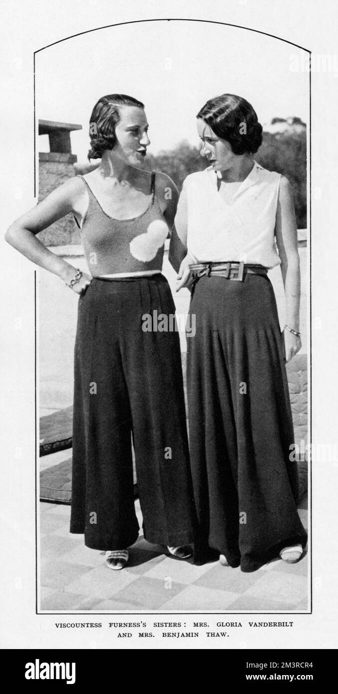 Gloria Vanderbilt und ihre Schwester Frau Benjamin Thaw (Consuelo Vanderbilt) Schwestern von Thelma, Lady Furness, die im Eden Roc an der französischen Riviera in modischer Kleidung in palazzo-Hosen mit weitem Bein und gestricktem Trägeroberteil dargestellt wurden. Datum: 1932 Stockfoto