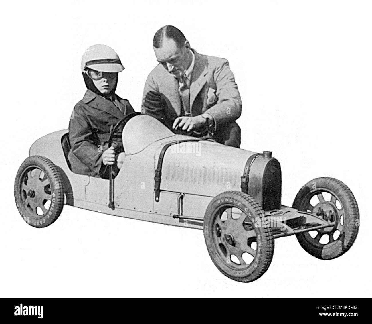 Sir Malcolm Campbell und Donald Campbell im Spielzeugauto Stockfoto