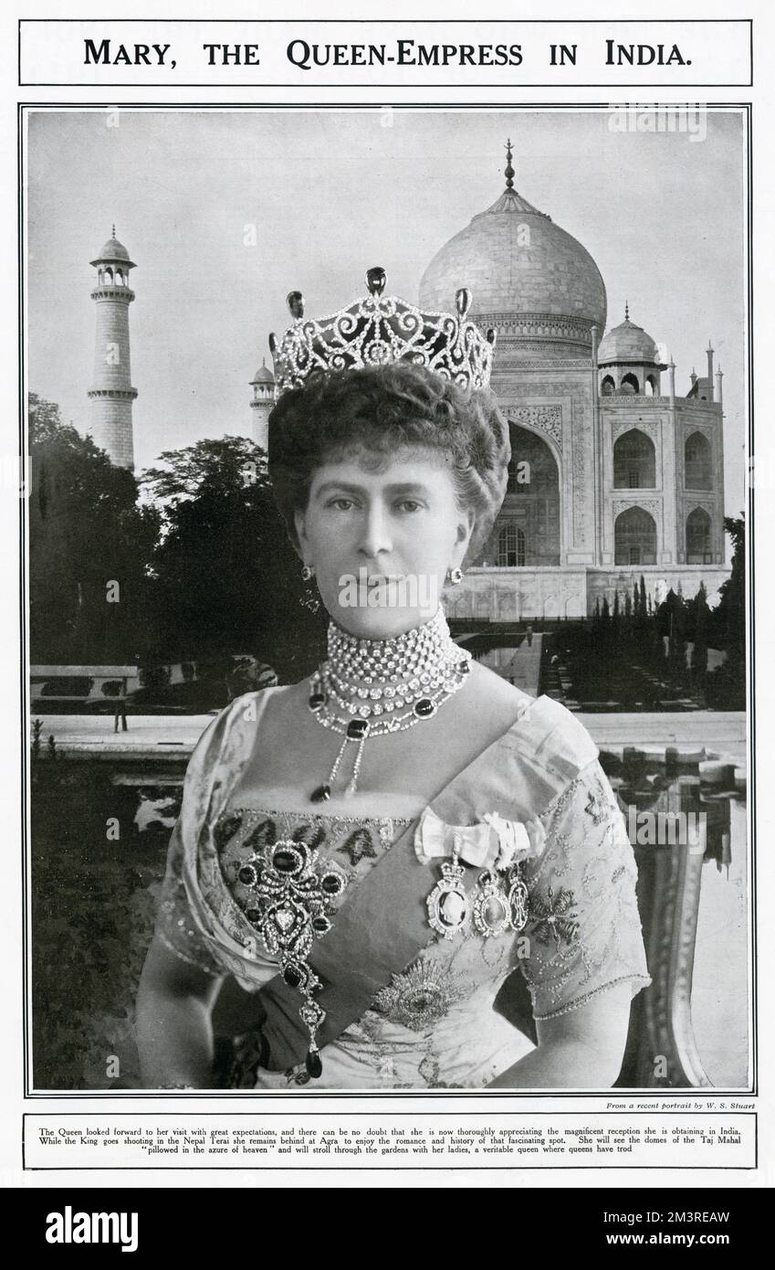 Mary of Teck (1867 - 1953), Königin des Vereinigten Königreichs und der britischen Dominionen und Kaiserin von Indien, vom 6. Mai 1910 bis zum 29. Januar 1936. George V und Mary of Teck auf einer fünfwöchigen königlichen Tour vom 1911. Dezember bis zum 1912. Januar war das erste Mal seit 300 Jahren, dass ein regierender britischer Monarch einen Fuß auf indischen Boden gesetzt hatte. Das Foto zeigt sie vor dem Taj Mahal, sechs Monate nach der Krönung. Stockfoto