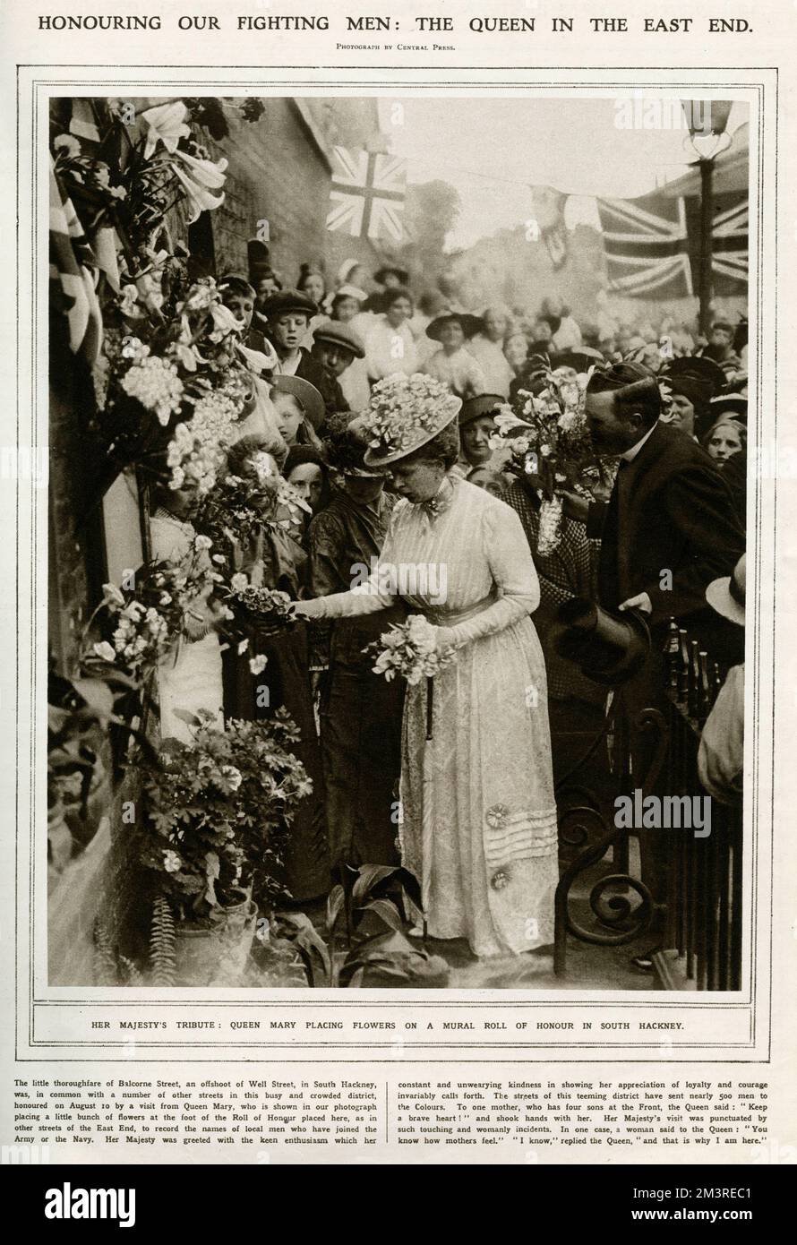 Königin Mary inspiziert Tribut an den Patriotismus des East End Stockfoto