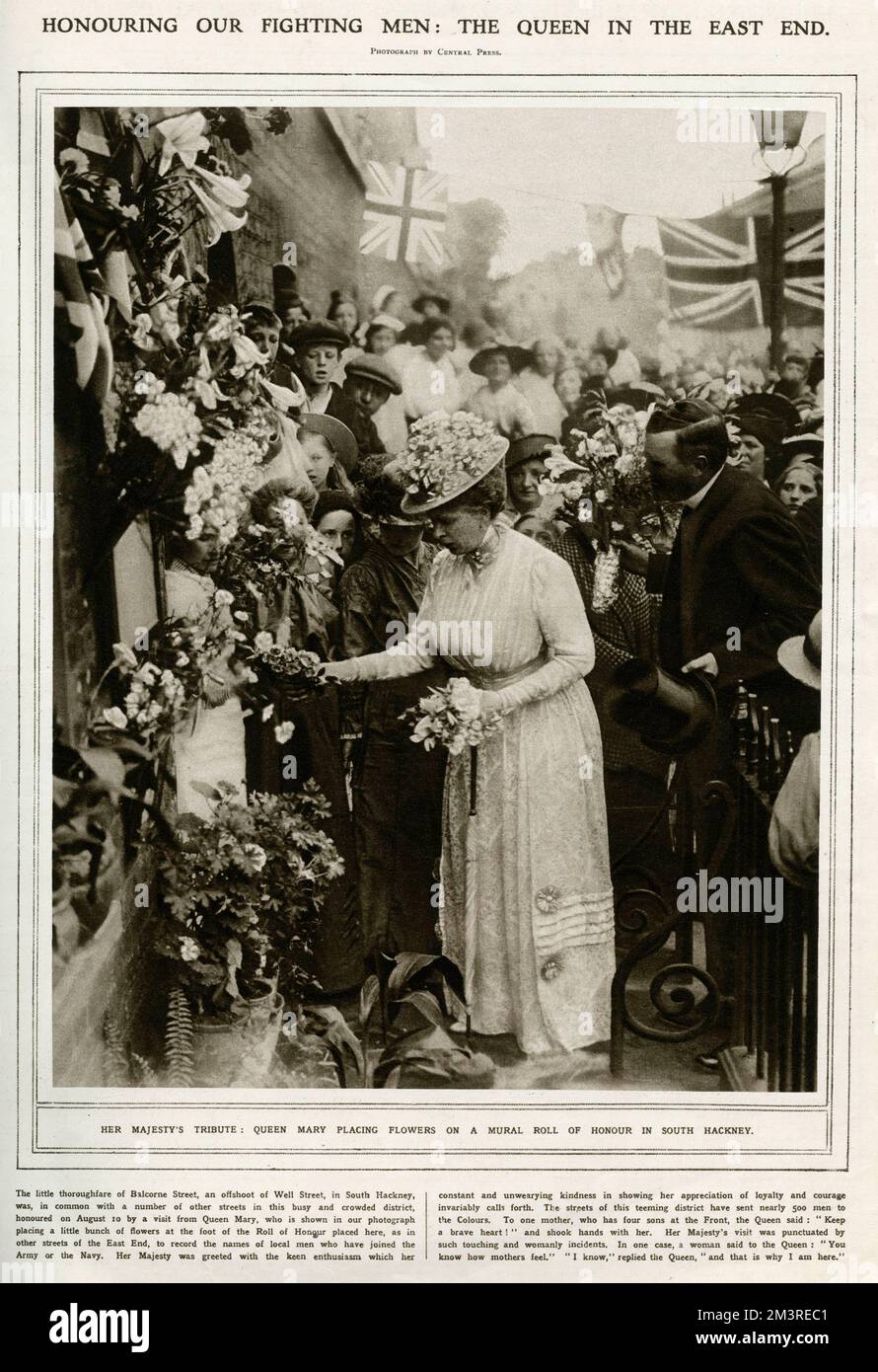 Königin Mary legt Blumen auf ein Wandbild der Ehrenrolle in der Balcorne Street, South Hackney. Die Ehrenrolle hat die Namen von Männern aufgezeichnet, die der Armee oder Marine beigetreten waren. Datum: 10.. August 1916 Stockfoto