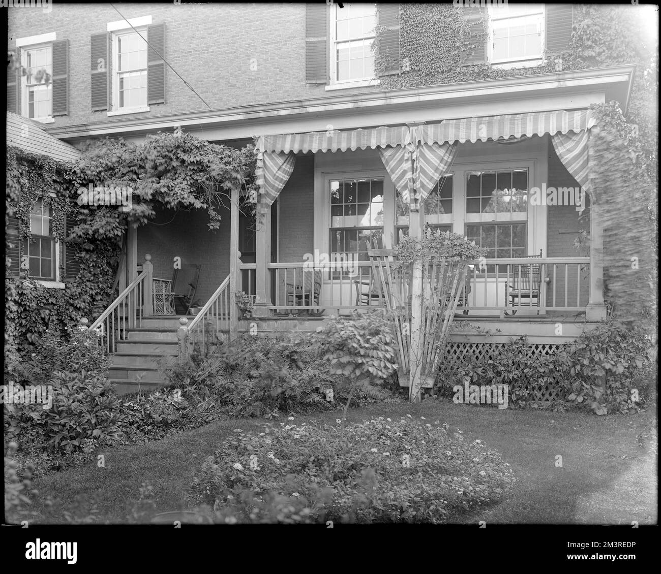 Salem, 26 Chestnut Street, früher Humphrey Devereux House, jetzt James E. Simpson House, Veranda, Rückseite, Häuser, Porches, Gardens, Devereux, Humphrey, 1779-1867. Frank Cousins Glass Plate Negatives Collection Stockfoto