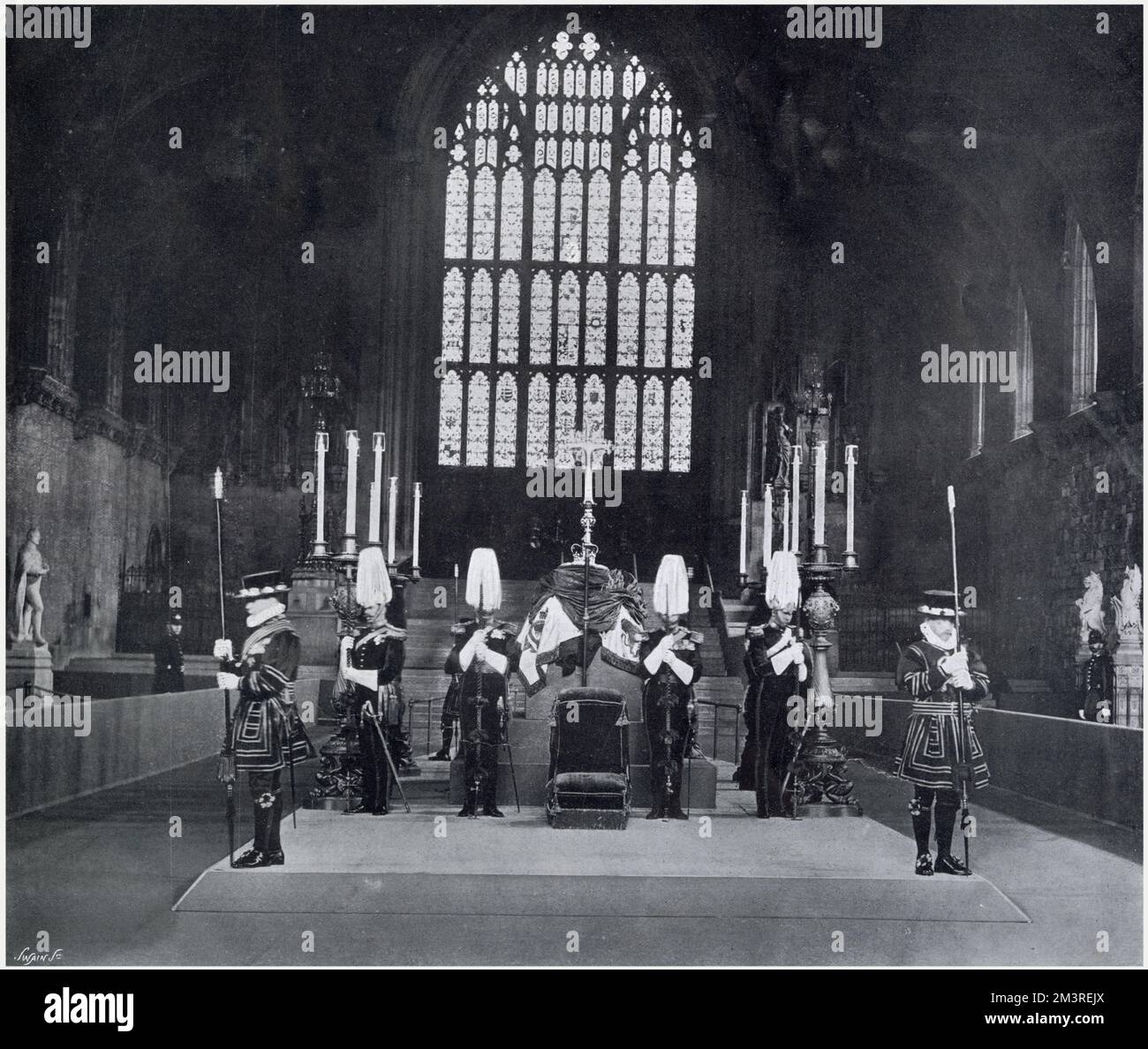 Edward VII's Sarg in Westminster Hall london, auf einer erhöhten Plattform, um der Öffentlichkeit die Ehre zu erweisen. Stockfoto