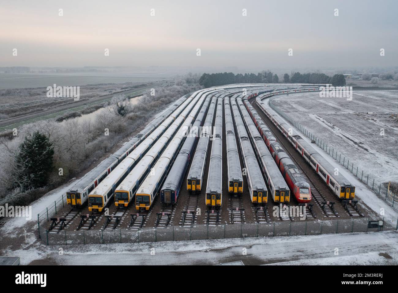 Das Bild vom 13. Dezember zeigt Züge auf Abstellgleisen in Ely, Cambs, an einem eiskalten Morgen, an dem ein weiterer Tag des industriellen Kampfes die Schiene nimmt Stockfoto