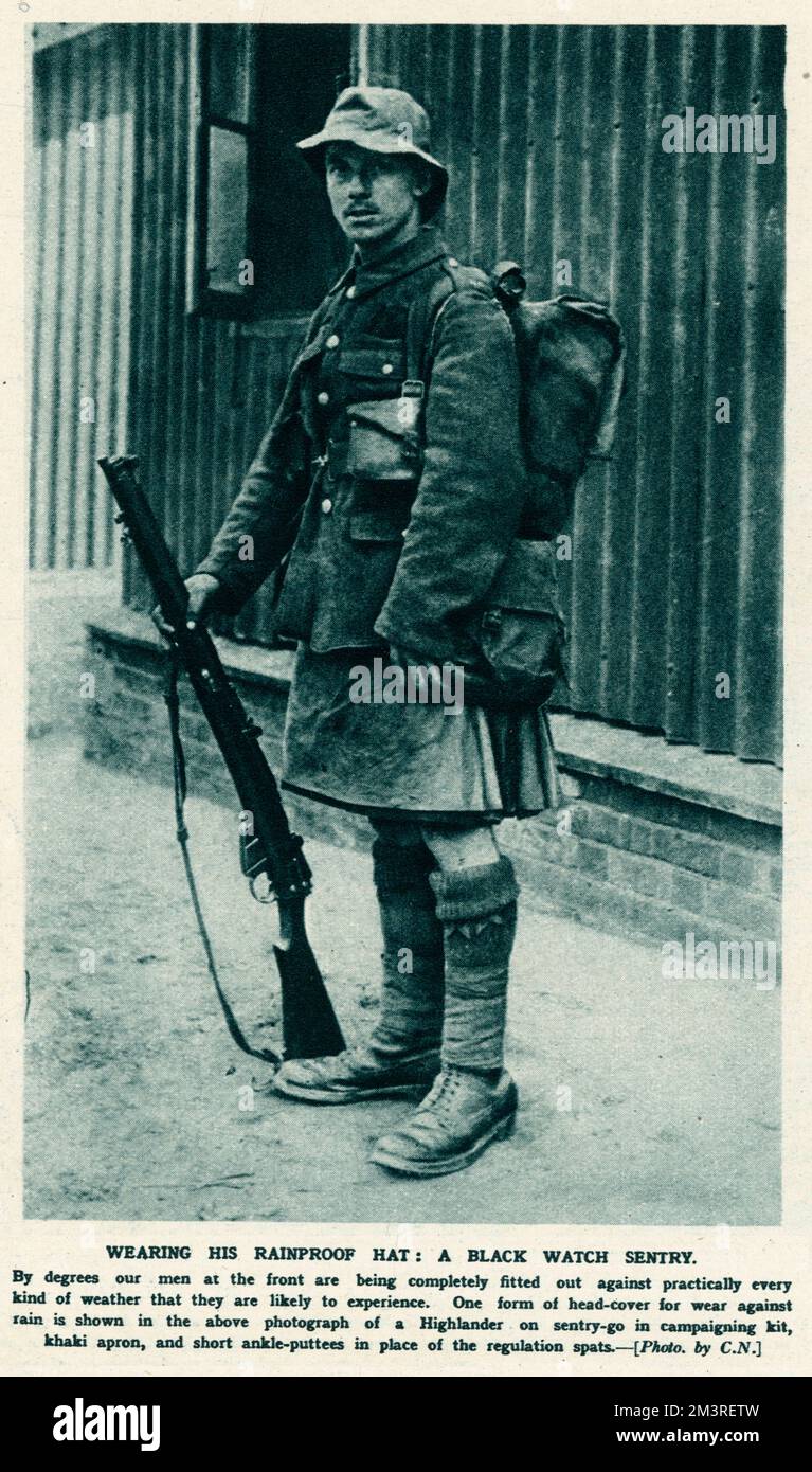 Foto von Highlander in regendichter Kleidung, Wahlkampfausrüstung auf Wachposten, Khaki-Schürze und kurzen Knöchel-Puttes anstelle von regulatorischen Sprüchen. 1915 Stockfoto