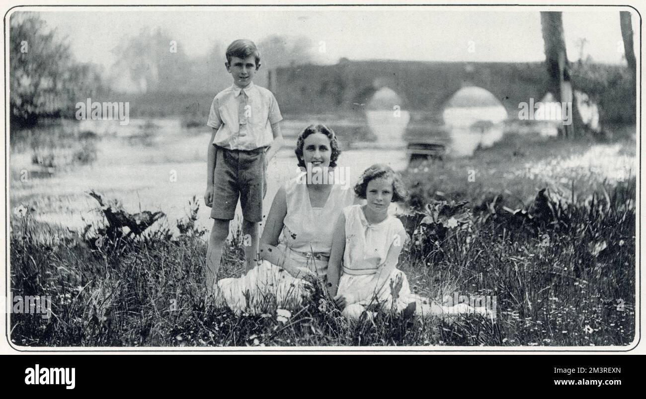 Lady Cynthia Mosley, Nee Curzon (1899-1933), zweite Tochter von Lord Curzon, der 1920 Sir Oswald Mosley geheiratet hat. Sie ist als Cimmie bekannt und wurde 1929 Labour-Abgeordnete bei Stoke-on-Trent. Später folgte sie ihrem Mann, als er Anführer der Nationalen Faschistenunion (die Neue Partei) wurde. Sie starb 1933 nach einer Operation wegen Blinddarmentzündung. Mit ihren beiden älteren Kindern, Vivien und Nicholas, in der Nähe ihres Hauses von Savehay Farm, Denham, Buckinghamshire, fotografiert. Stockfoto