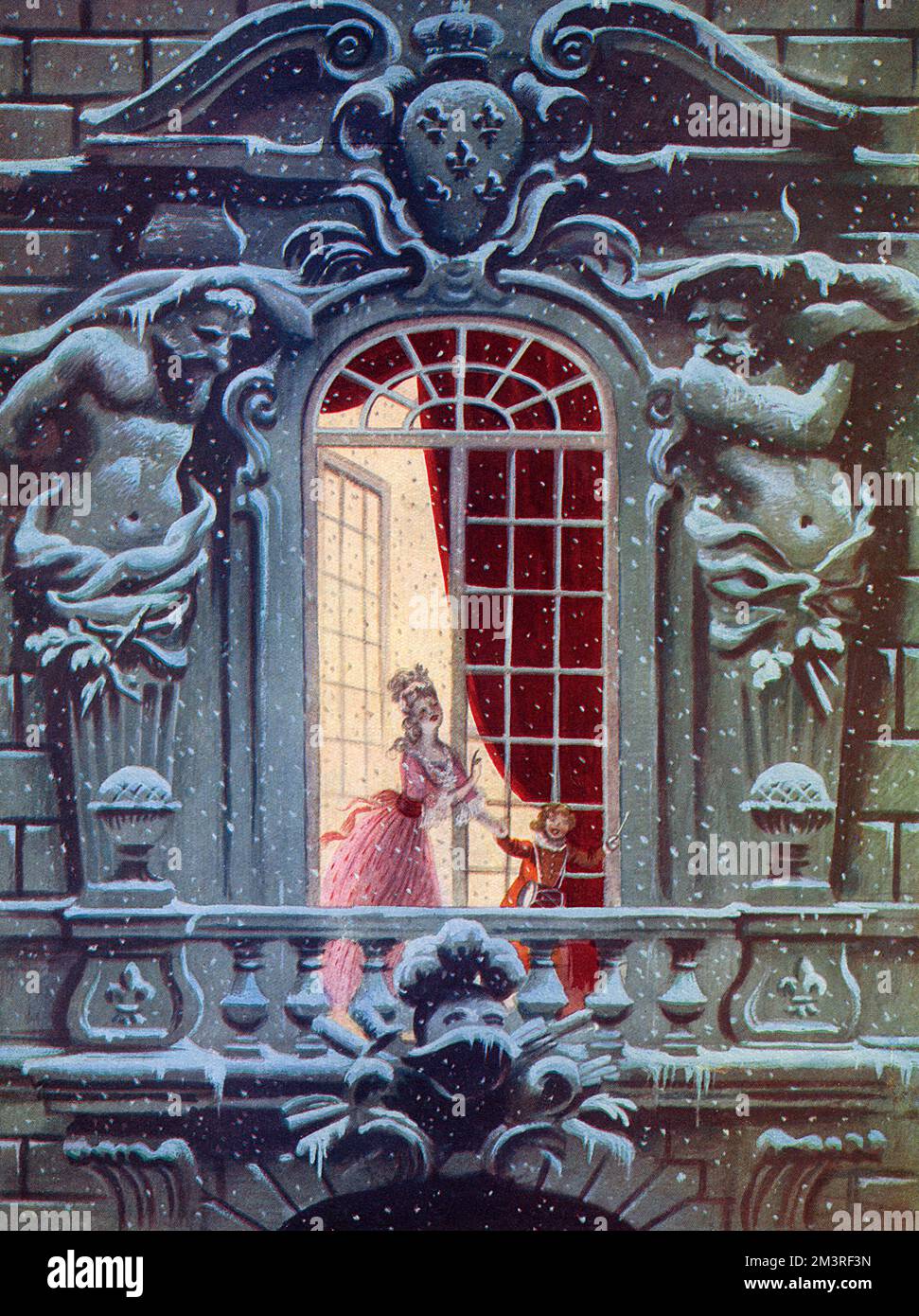Ein romantischer Blick, der eine Frau in einem Kleid aus dem 18.. Jahrhundert zeigt, die ein großes Bogenfenster auf dem Balkon eines herrlichen barocken Gebäudes öffnet, um Schneeflocken zu sehen, die durch die Luft fallen. Datum: 1938 Stockfoto