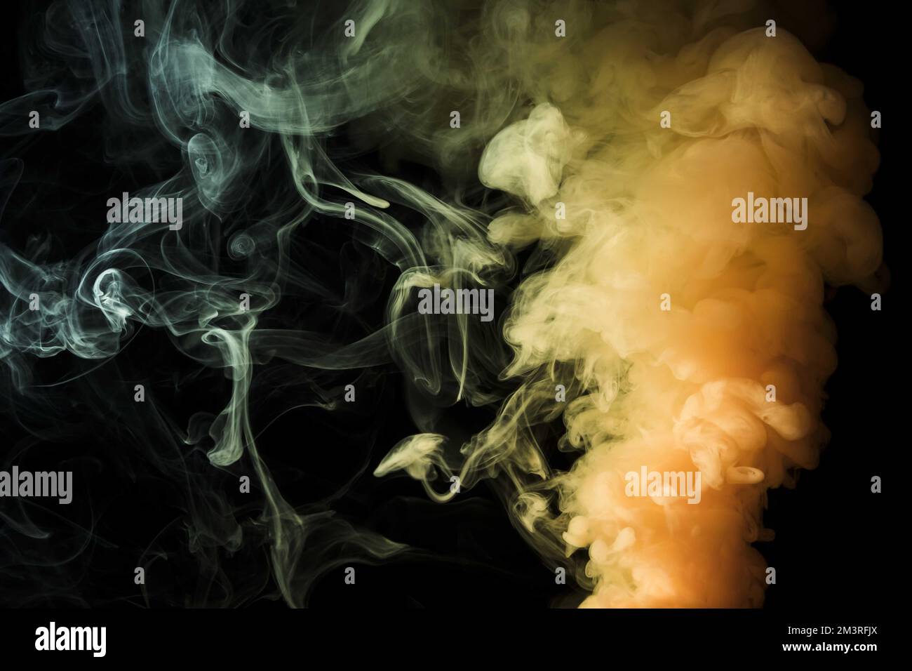 Gelber dichter Rauch abstrakter schwarzer Hintergrund. Auflösung und hochwertige Fotos Stockfoto