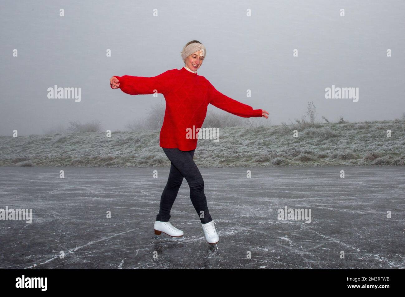 Das Bild vom 11. Dezember zeigt Hannah Straughan, wie sie auf den gefrorenen Cambridgeshire Fens in der Nähe von Ely an einem nebeligen Sonntagmorgen als Eiskunstlauf trainiert Stockfoto