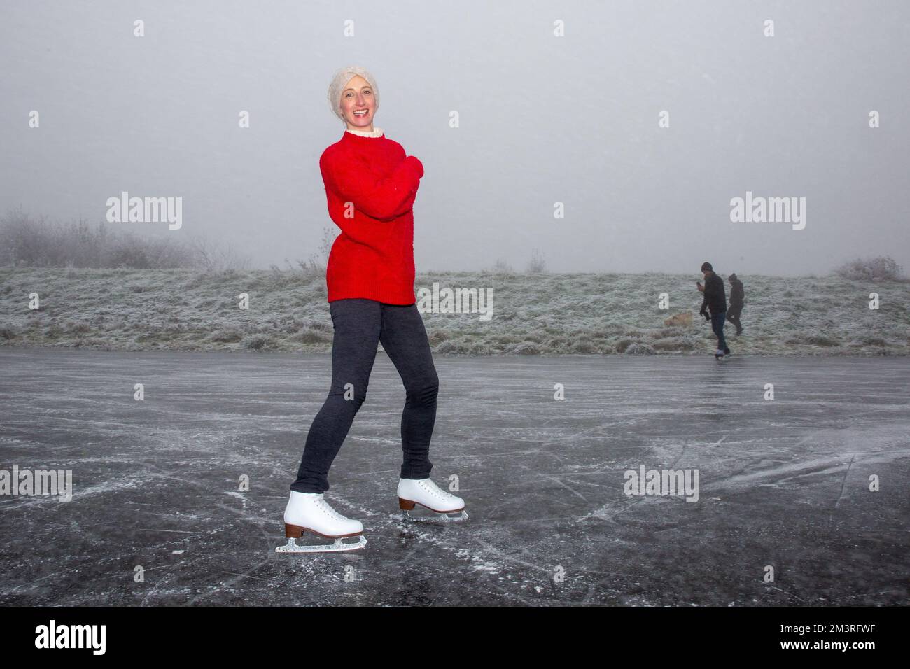 Das Bild vom 11. Dezember zeigt Hannah Straughan, wie sie auf den gefrorenen Cambridgeshire Fens in der Nähe von Ely an einem nebeligen Sonntagmorgen als Eiskunstlauf trainiert Stockfoto