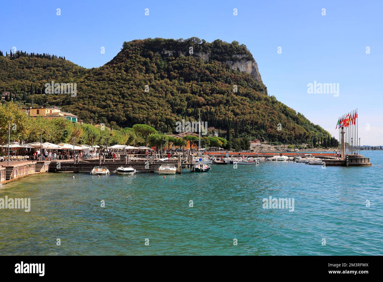 Garda, Italien - 10. September 2022: Besichtigung der Stadt Garda am Gardasee an einem sonnigen Nachmittag. Stockfoto