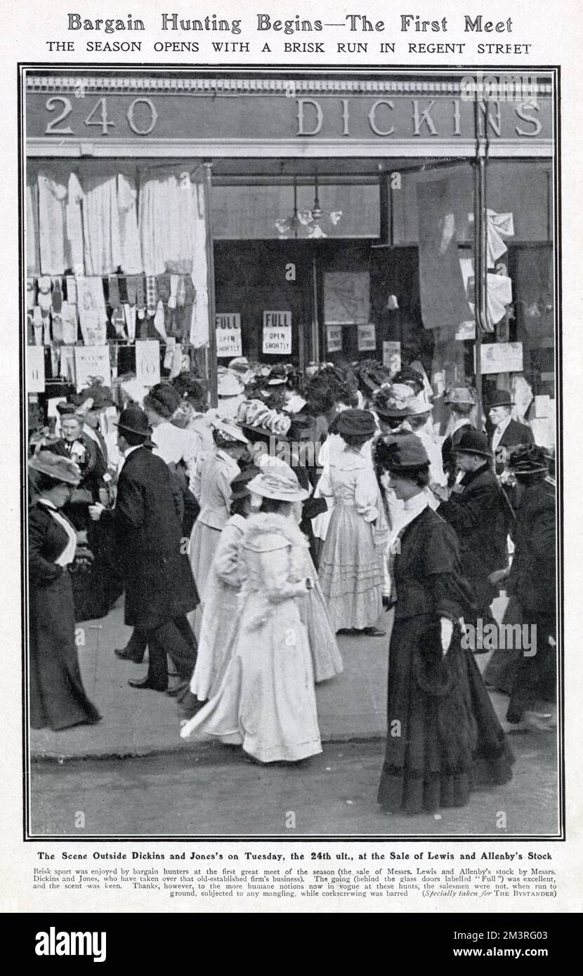 Schnäppchenjäger in der Regent Street, London, warten auf die Eröffnung von Dickins und Jones. Stockfoto
