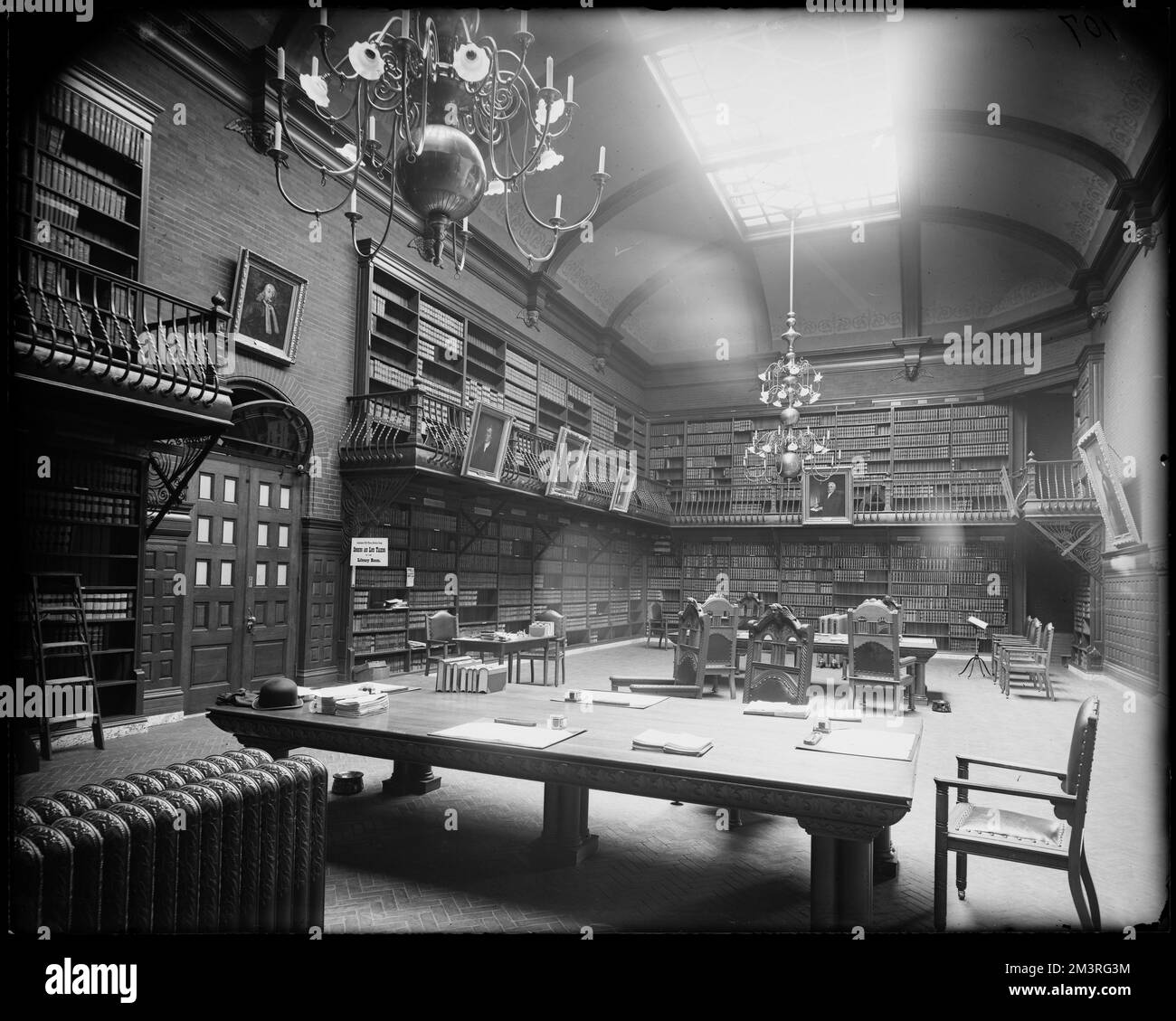 Salem, 34 Federal Street, interne Rechtsbibliothek, Gerichtsgebäude, 1888 Bibliotheken, Gerichtsgebäude, Innenräume. Frank Cousins Glass Plate Negatives Collection Stockfoto