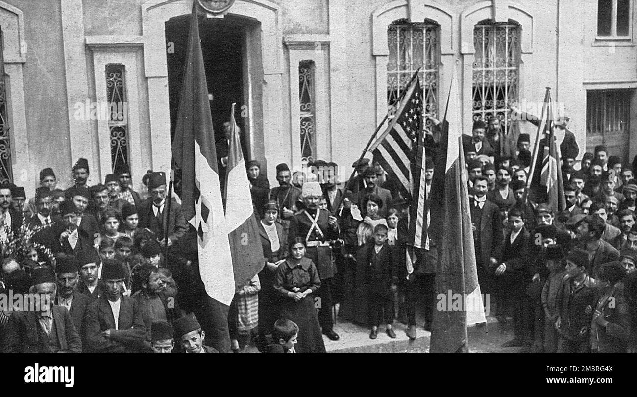Vor dem Haus des Gouverneurs ausgestellte Flaggen der Alliierten und der Vereinigten Staaten (im Besitz eines russischen Offiziers). Trebizond, der wichtigste türkische Seehafen an der Südküste des Schwarzen Meeres, wurde am 18.. April von den Russen gefangen genommen. 1916 Stockfoto