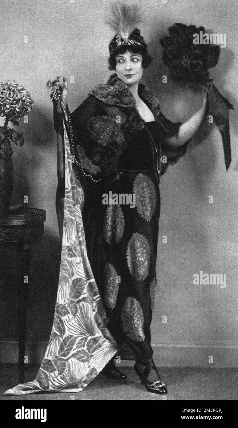 Hazel, Lady Lavery, Ehefrau des Malers Sir John Lavery, als „Künstler“ in einem tableau, das für eine Wohltätigkeitsveranstaltung im Ersten Weltkrieg namens Petticoat Lane inszeniert wurde. Darin haben sich verschiedene Gesellschaftsfrauen in einer Schaufensterparade verkleidet, um von Lucile entworfen und als Tombola-Preise verschenkt zu werden. Datum: 1917 Stockfoto