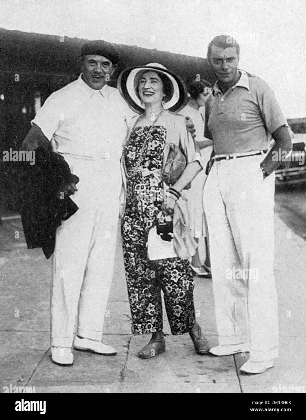 Tito Ruffo (links), „einer der größten Sänger der Welt“, Peppie D'Albro (rechts), brasilianischer Sänger und Tänzer, der neben der Schauspielerin und Entertainerin Ethel Levey steht, auch bekannt als Claude Grahame-White. Sie waren Teil einer Gruppe auf der Yacht von Herrn Grahame-White, "Ethleen", die an der französischen Riviera durch Cannes segelte. Datum: 1930 Stockfoto