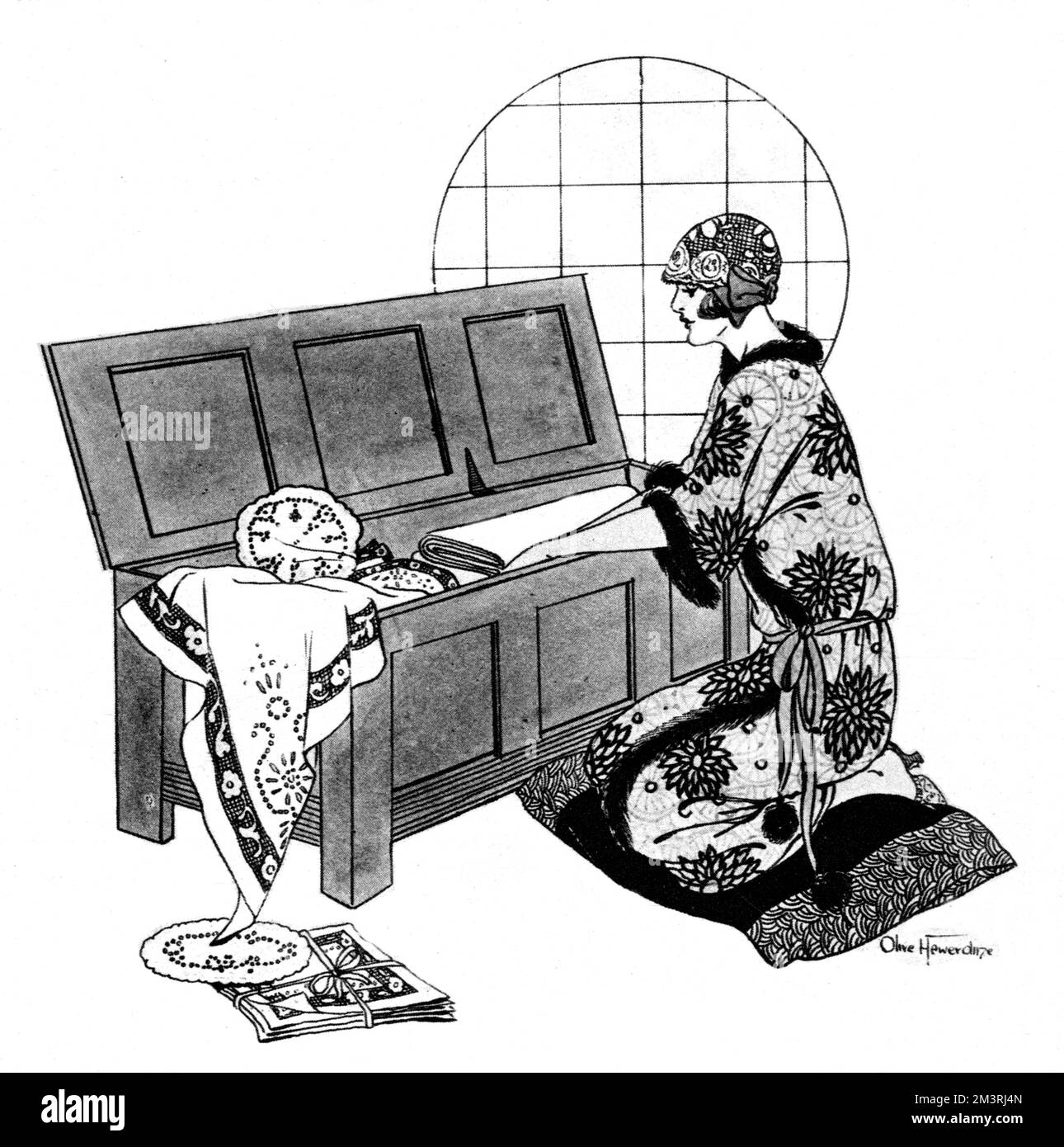 Die junge modische Dame sucht nach Leinen in ihrer Dower-Brust Stockfoto