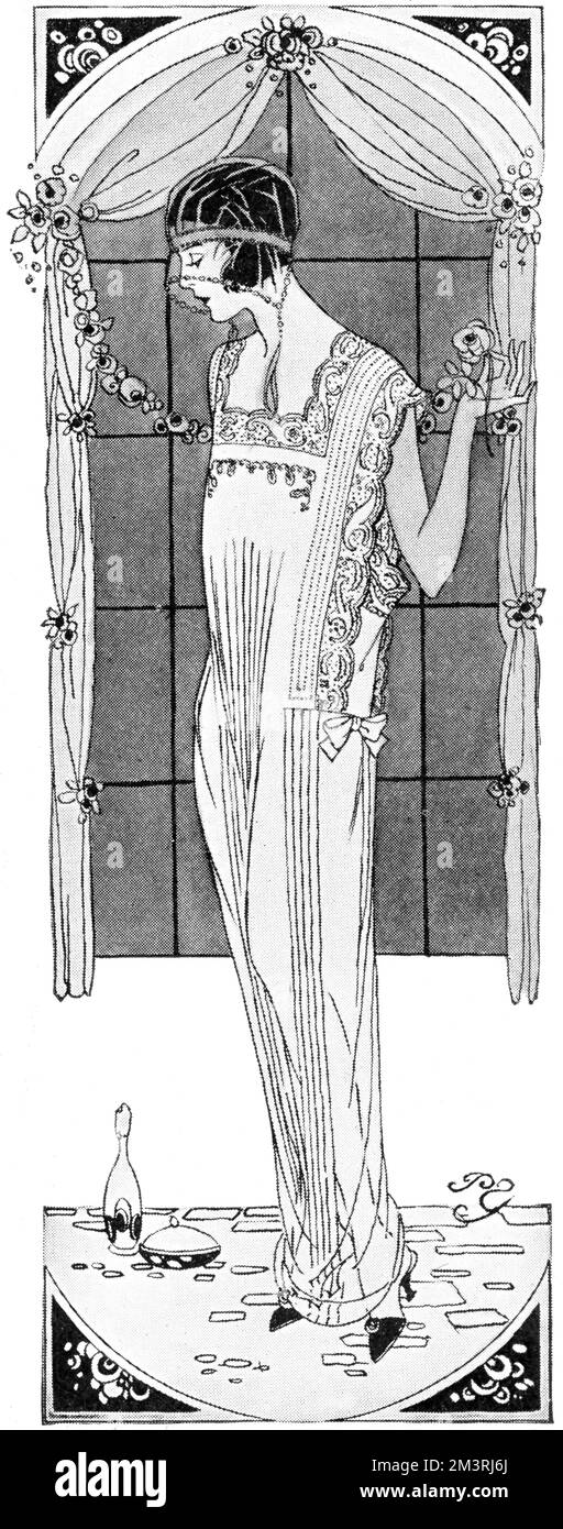 Eine Frau, die ein Nachthemd von Leinen Lawn von Robinson &amp; Cleaver trägt. Das Nachthemd ist ein handgezeichnetes Design mit feiner Stickerei, besetzt mit echten Filetspitzen und Bändern, geschnitten mit einem zusätzlichen Stück unter den Armen. Datum: 1924 Stockfoto