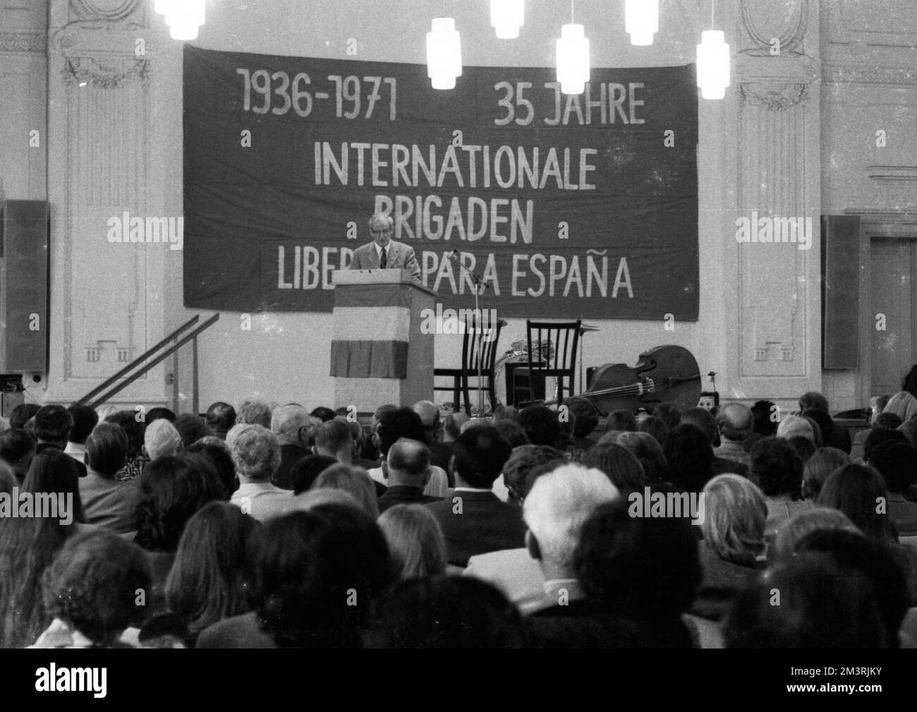 Kommunisten und Linke gedenken am 6./11/1971 in Wuppertal dem 35. Jahrestag der Internationalen Brigaden im Spanischen Bürgerkrieg von 1936 Stockfoto