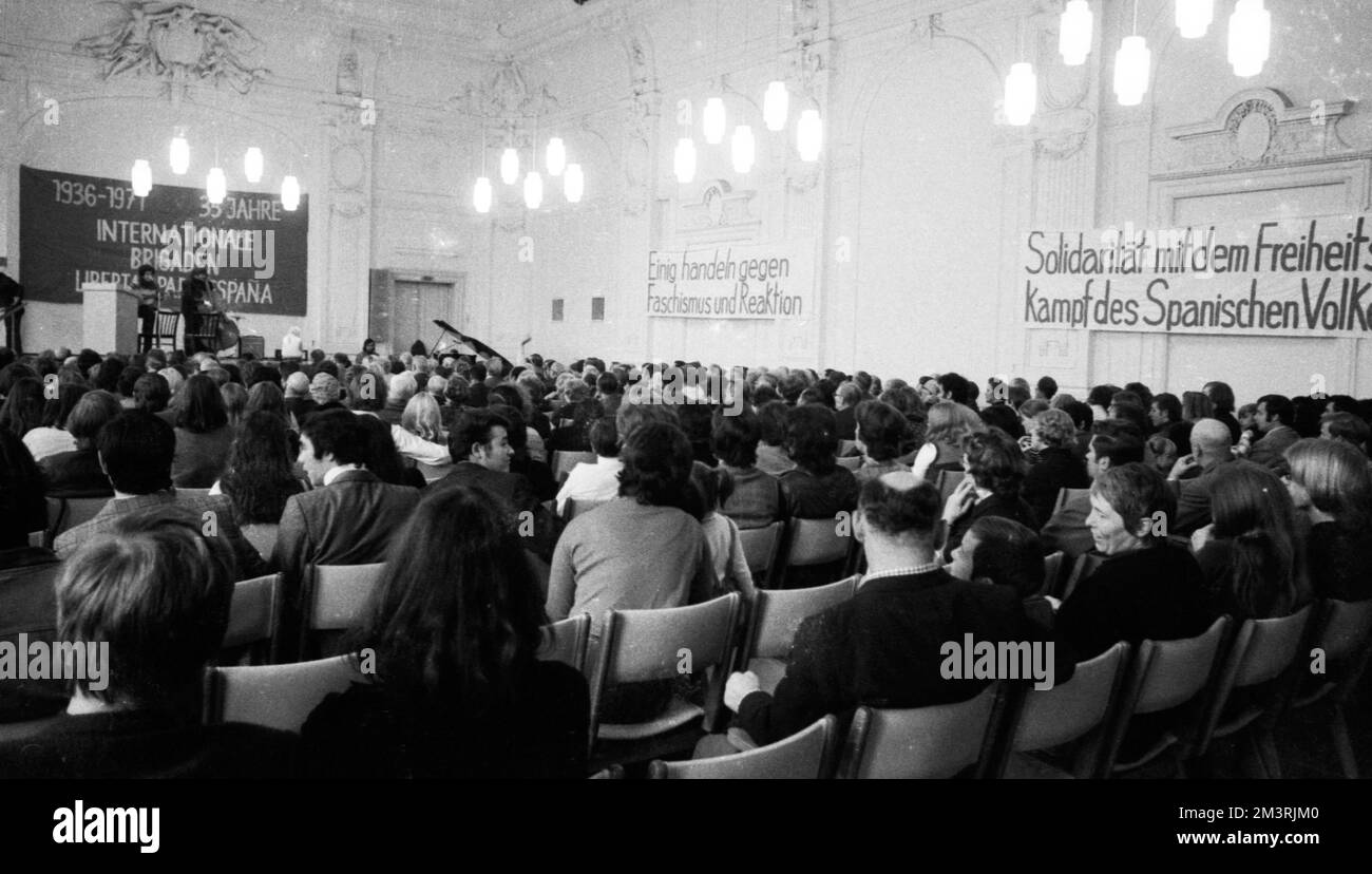 Kommunisten und Linke gedenken am 6./11/1971 in Wuppertal dem 35. Jahrestag der Internationalen Brigaden im Spanischen Bürgerkrieg von 1936 Stockfoto