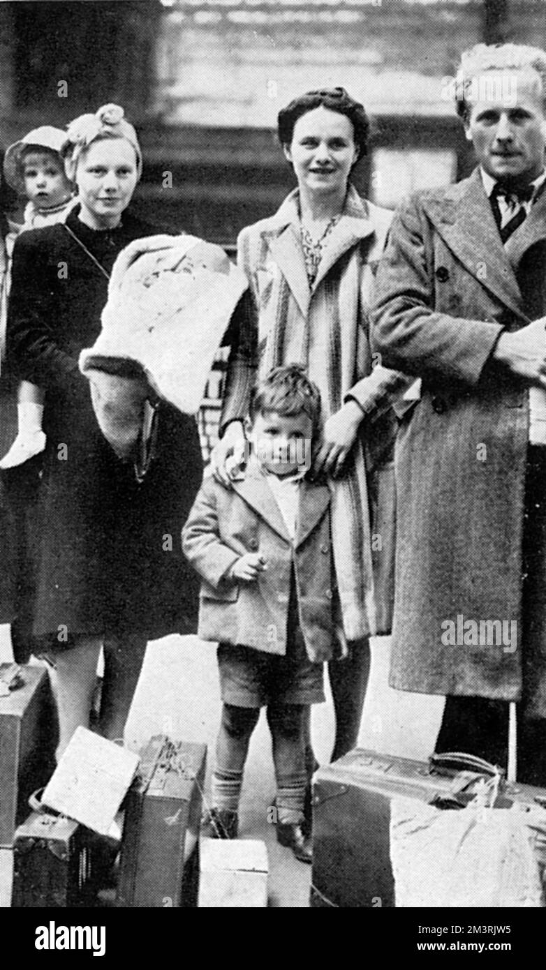 Flüchtlinge von den Kanalinseln, die nach der deutschen Besetzung der Inseln in London ankommen. Datum: 1940 Stockfoto