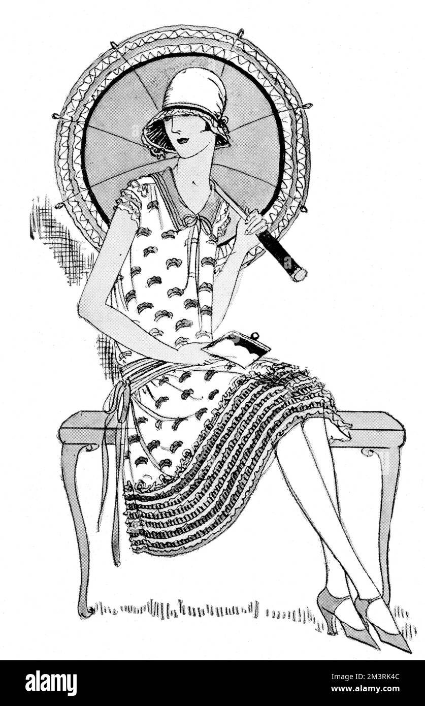 Eine Frau, die einen schmuddeligen Voile-Kittel von Robinson und Cleaver trägt, entspannt sich auf einer Bank mit einem Sonnenschirm. 1927 Stockfoto