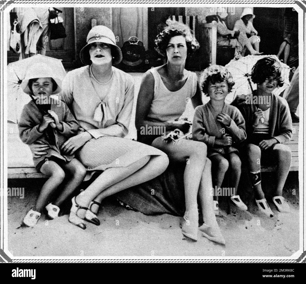 Von links nach rechts: Patricia Mountbatten (1924- ), Lady Edwina Mountbatten, n&#x9960;Ashley (1901-1960), Mrs Richard Norton, Miss Sarah Norton und John Norton in Deauville, Normandy. 1928 Stockfoto