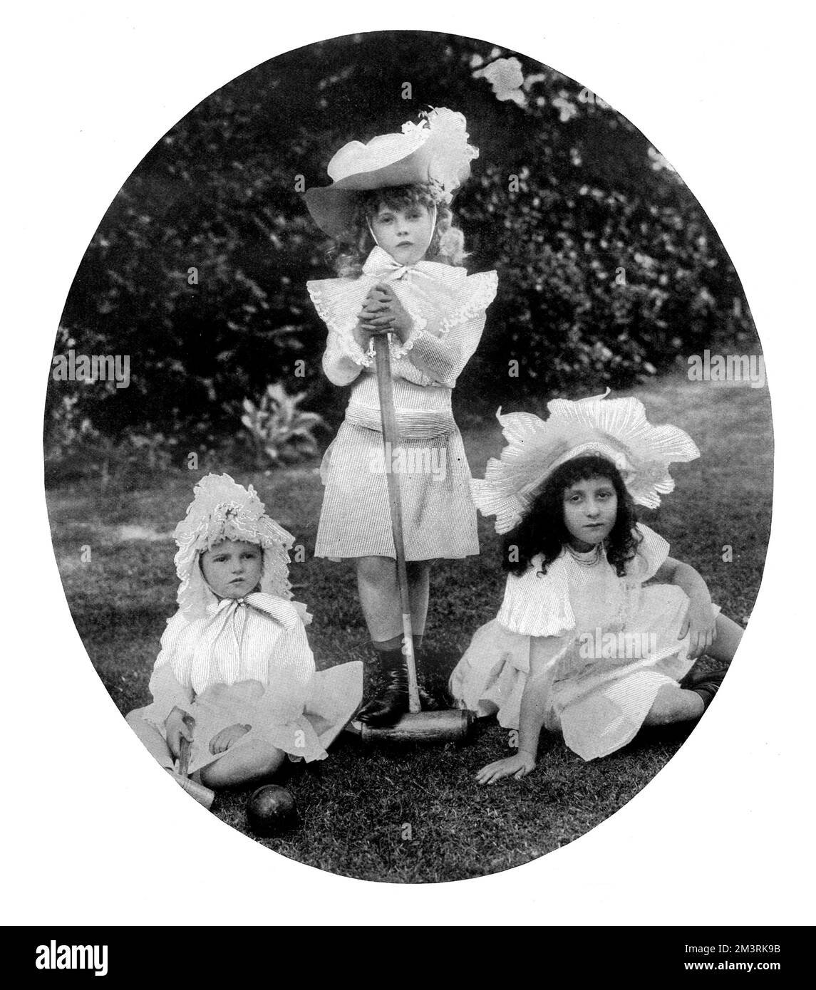 Gräfin Anastasia Michailowna aus Torby, CBE (1892-1977), anderweitig gestaltete Lady Zia Wernher, ältere Tochter von Großherzog Michael Michailowitsch aus Russland (stehend), abgebildet mit ihrer Schwester Nadejda (Nada) Michailowna Mountbatten, Marchionin von Milford Haven (1896-1963) auf der linken Seite. Auf der rechten Seite befindet sich Zoia de Stockl, Tochter von Baron de Stockl (Stoeckl), russischer Botschafter in den Vereinigten Staaten, aber zuvor gleichrangig mit Großherzog Michael. Zoia war eine Trauzeugin der letzten russischen Kaiserin, Alexandra Feodorowna, Ehefrau von Zar Nicholas II 1899 Stockfoto